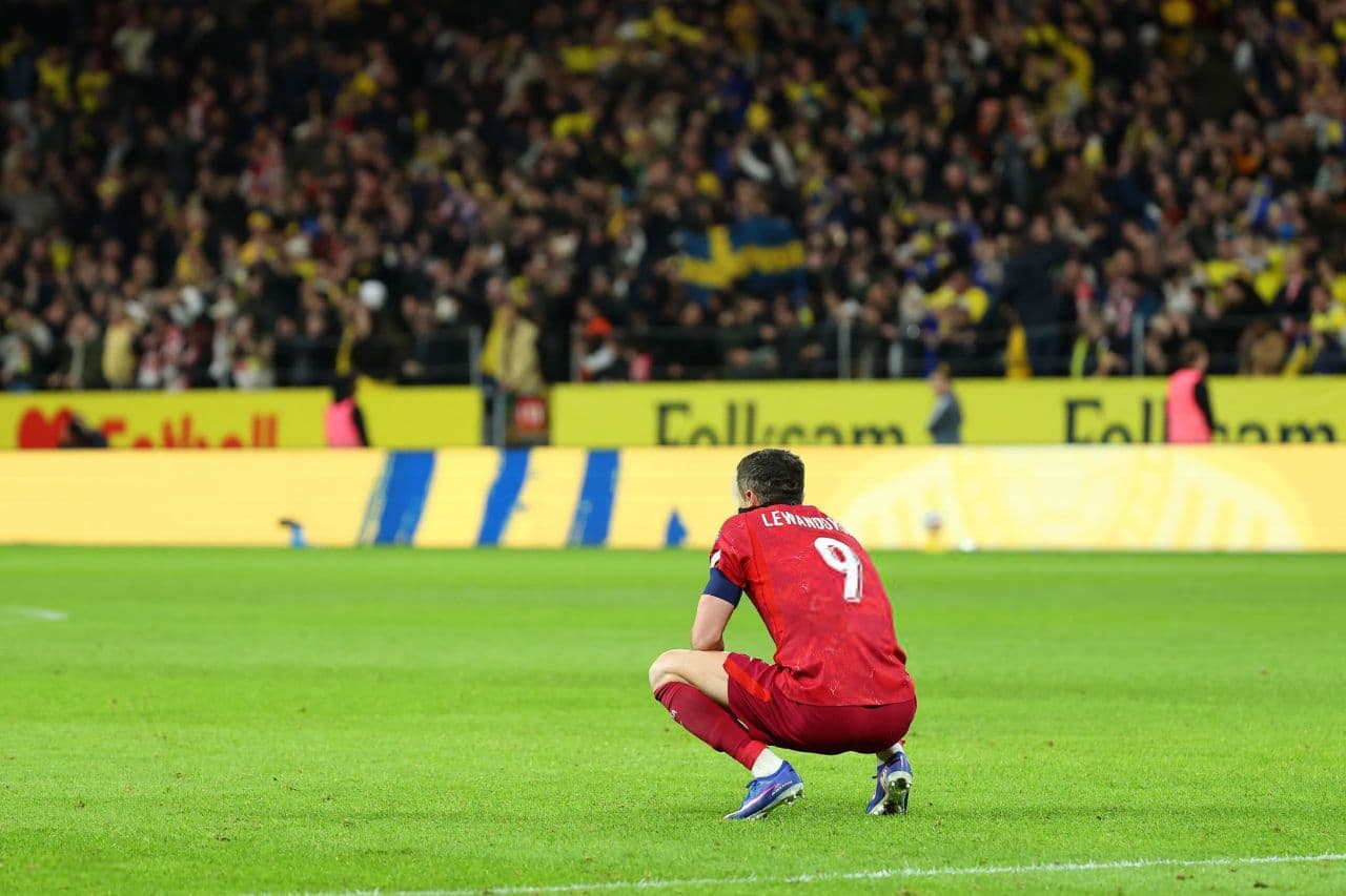Robert Lewandowski bids farewell to Poland after 3–2 defeat to Sweden