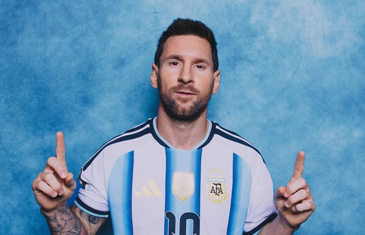 What are the sleeve patches on Lionel Messi’s World Cup kit?