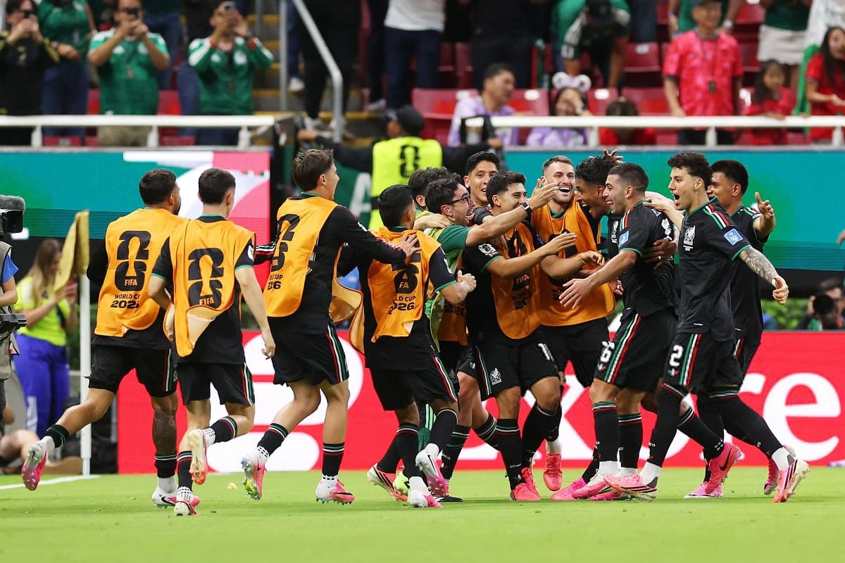 Mexico defeat South Korea to secure knockout stage qualification