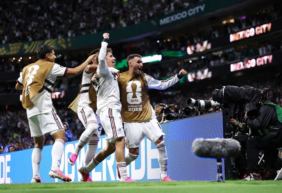 Mexico cruise through as group winners; South Africa shock South Korea to advance