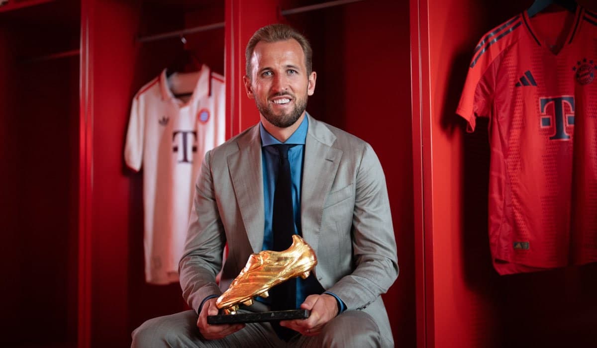 Harry Kane receives second Golden Shoe after record-breaking Bundesliga season