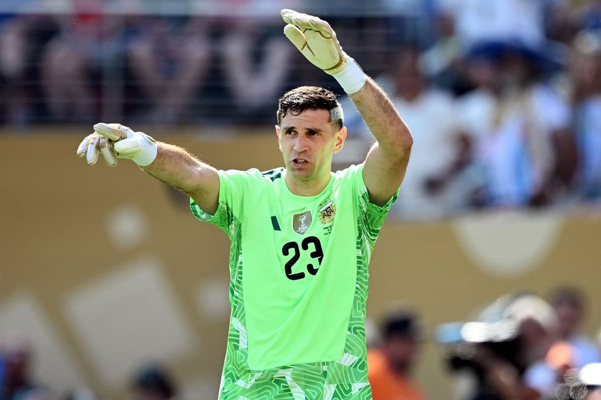Chelsea offered chance to sign Emiliano Martinez as Sanchez struggles