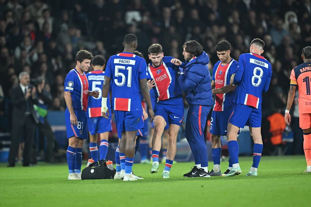 PSG fear serious Kvaratskhelia knee injury after Barcelona win