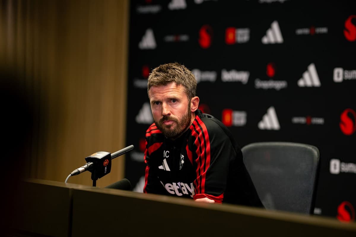 Carrick refuses to rule out dropping Fernandes after criticism