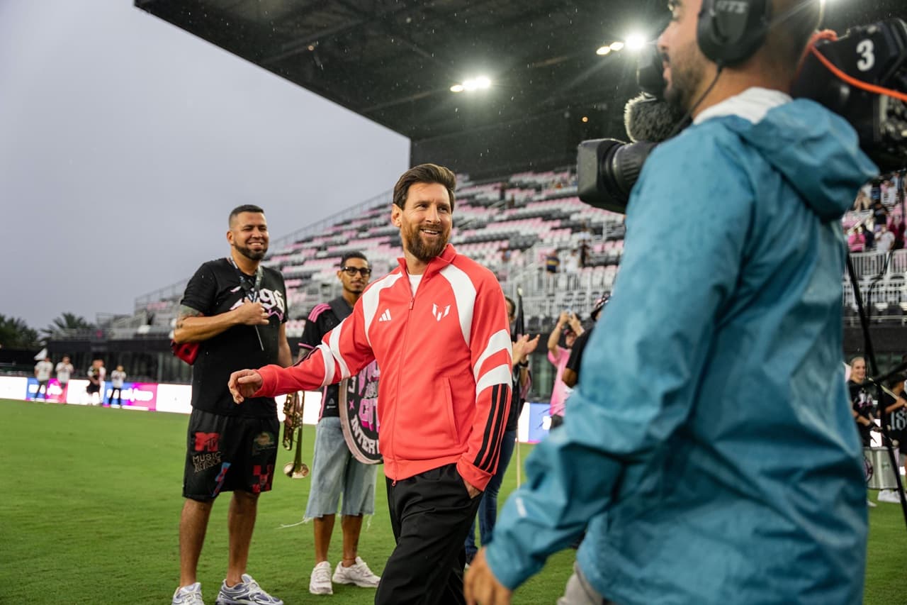 Lionel Messi forgets about translation after heartfelt speech to young players at the Messi Cup