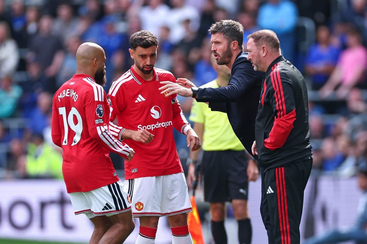 Carrick and Fernandes hold talks to resolve Manchester United rift