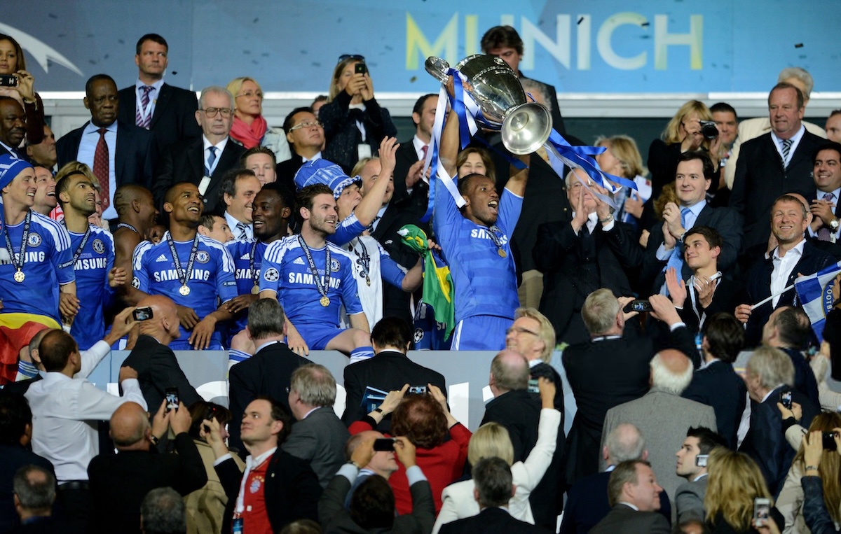 Drogba lifts the trophy, Munich